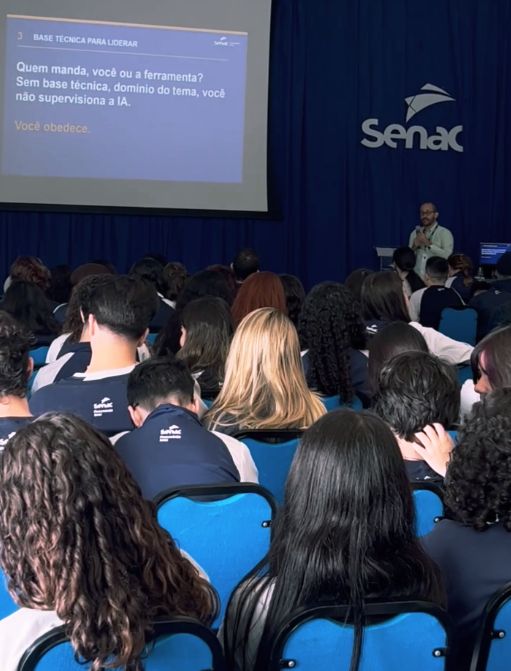 Tobias Alencastro Silva delivering the opening talk of Arena Play 2026 at Faculdade Senac Palhoça